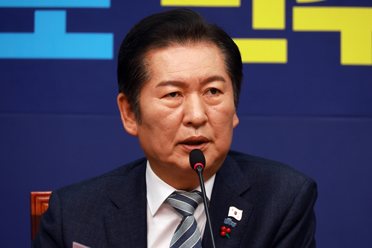 정청래 더불어민주당 대표가 19일 국회에서 열린 최고위원회의에서 발언하고 있다. / 뉴시스