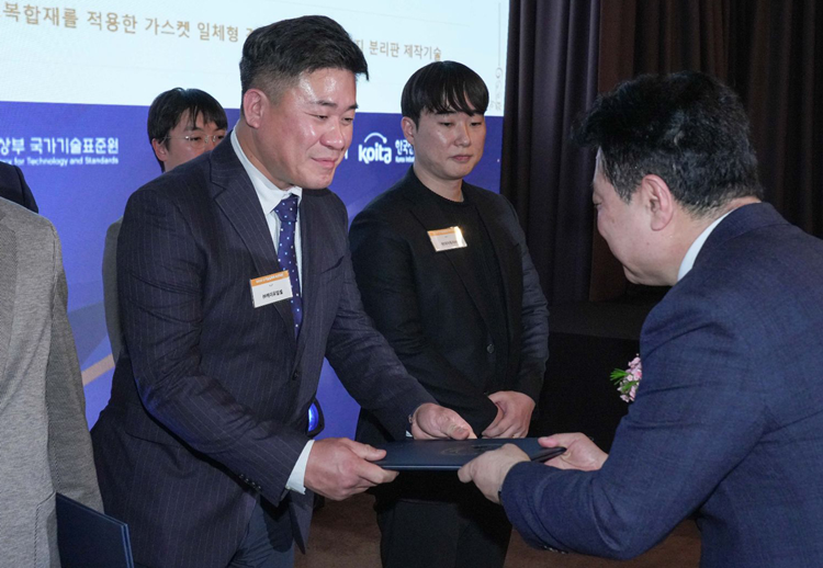 나성욱 케이퓨얼셀 대표가 산자부로부터 신기술 인증을 획득했다. / 코렌스