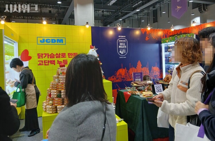 JCDM은 이날 행사에서 닭가슴살로 만든 단백면 ‘꼬단면’을 이벤트 경품으로 증정했다. / 사진=김지영 기자