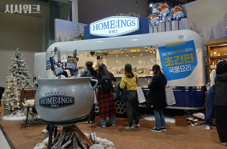 ‘호밍스’의 부스는 캠핑장에서 간편하게 즐길 수 있다는 점을 보여주기 위해 캠핑장처럼 꾸며졌다. / 사진=김지영 기자