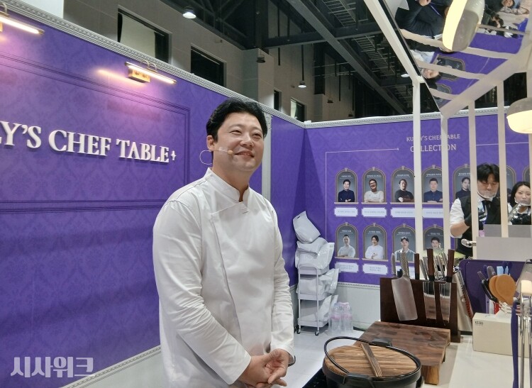 이날 11시 30분에는 흑백요리사에 출연한 장호준 셰프가 일본식 소고기 전골 ‘스키야키’를 만드는 것을 시연했다. / 사진=김지영 기자