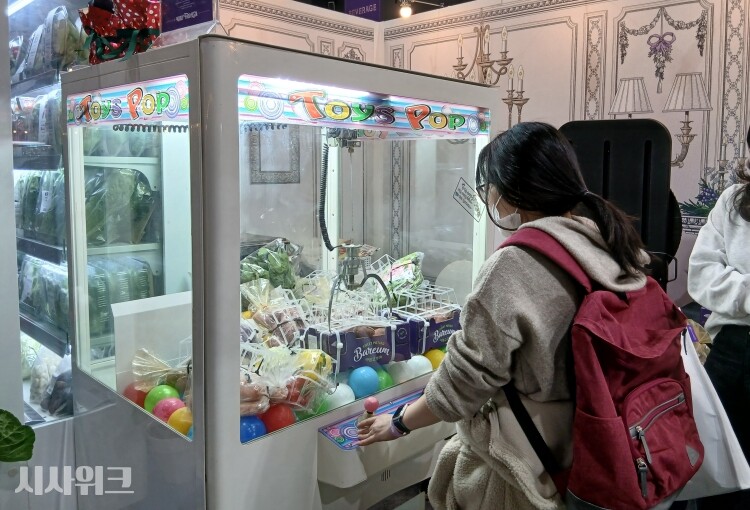 바름팜의 부스는 인형 대신 무, 감자, 당근, 양배추를 뽑을 수 있게 해 사람들의 ‘뽑파민(뽑기+도파민)’을 자극했다. / 사진=김지영 기자