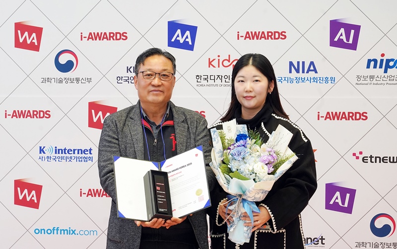 HS효성첨단소재는 18일, 서울 서초구 양재동 엘타워에서 열린 국내 대표 웹 시상식인 ‘웹어워드 코리아 2025’에서 최우수상을 수상했다. 사진은 HS효성첨단소재 홍보담당 한창석 상무(왼쪽)와 브랜드팀 정한나 프로(오른쪽)가 기념 촬영을 하고 있다. / HS효성첨단소재