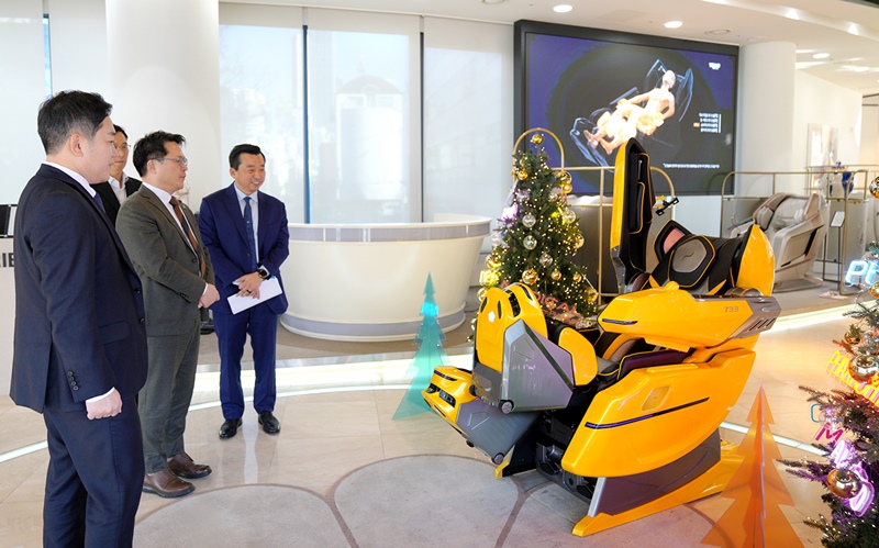 산업통상부 문신학 차관(가운데)이 바디프랜드 도곡본사에서 곽도연 대표(오른쪽), 김철환 대표(왼쪽)와 함께 웨어러블 AI 헬스케어로봇 ‘733’을 살펴보고 있다. / 바디프랜드