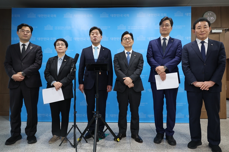 황명선 더불어민주당 대전충남특별시 추진단 상임위원장이 19일 오전 서울 여의도 국회 소통관에서 열린 대전충남특별시 추진 관련 기자회견을 마치고 취재진의 질문에 답변하고 있다. / 뉴시스