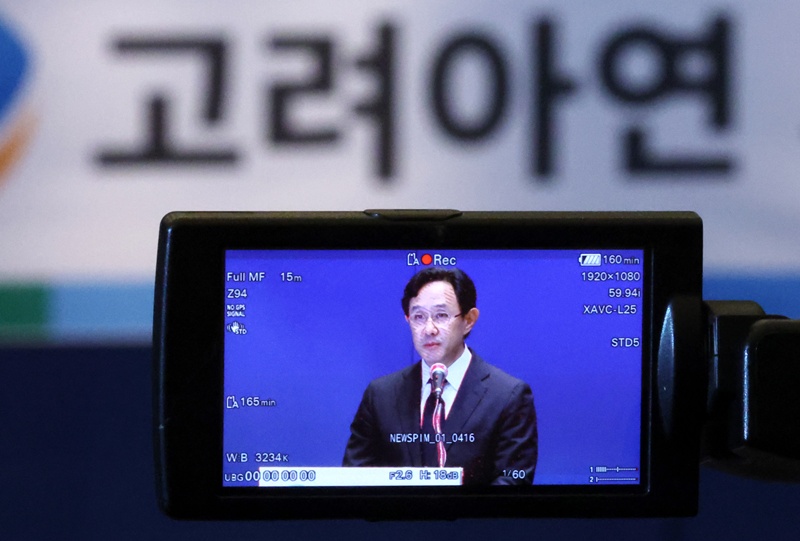 미국 현지에 건설이 추진 중인 고려아연 합작 제련소 사업을 둘러싸고 자금 구조가 ‘투자’가 아닌 대규모 차입과 채무보증 중심이라는 논란이 제기되고 있다. 사진은 최윤범 고려아연 회장. / 뉴시스