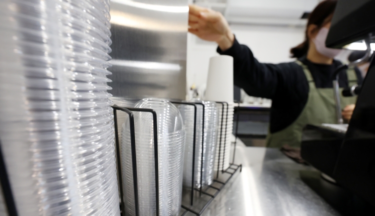 정부가 일회용 컵에 음료 주문 시 100~200원을 더 받는 ‘일회용 컵 유료화’를 추진한다. / 뉴시스