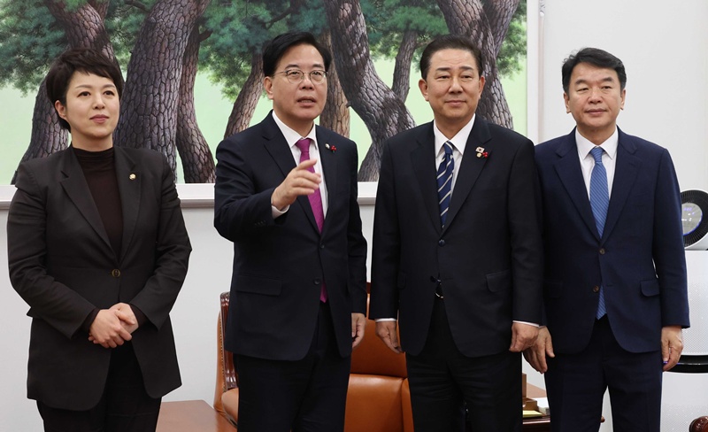 김병기 더불어민주당 원내대표와 송언석 국민의힘 원내대표가 22일 오후 서울 여의도 국회에서 열린 '통일교 특검', '민생법안 처리' 등 현안 관련 원내대표회동에서 손을 잡고 취재진을 향해 포즈를 취하고 있다. 왼쪽부터 김은혜 국민의힘 원내정책수석부대표, 송 원내대표, 김 원내대표, 문진석 민주당 원내운영수석부대표. / 뉴시스