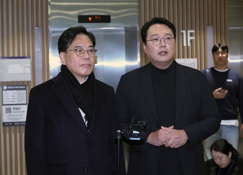 송언석 국민의힘 원내대표와 천하람 개혁신당 원내대표가 21일 서울 여의도 한 식당에서 '통일교 특검법 발의' 관련 비공개 회동을 마친 뒤 기자회견을 하고 있는 모습이다