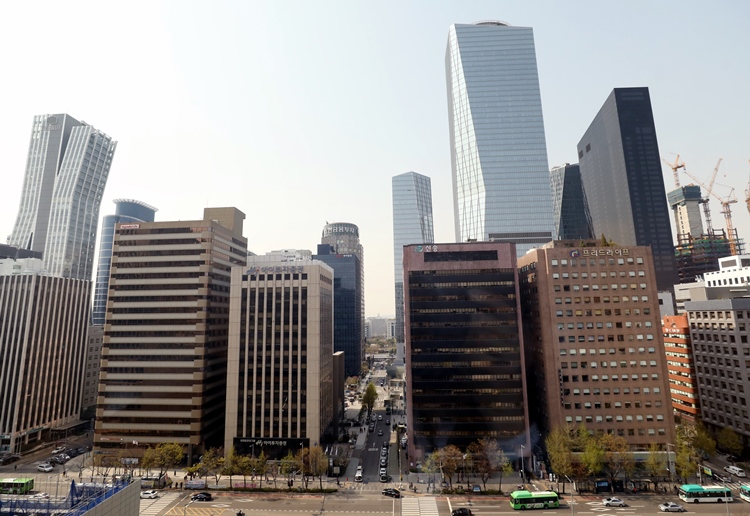 대형사 위주의 시장 재편 흐름 속에서 대형사와 중소형사 간의 격차가 심화될 것이라는 우려가 제기되고  있다. / 뉴시스