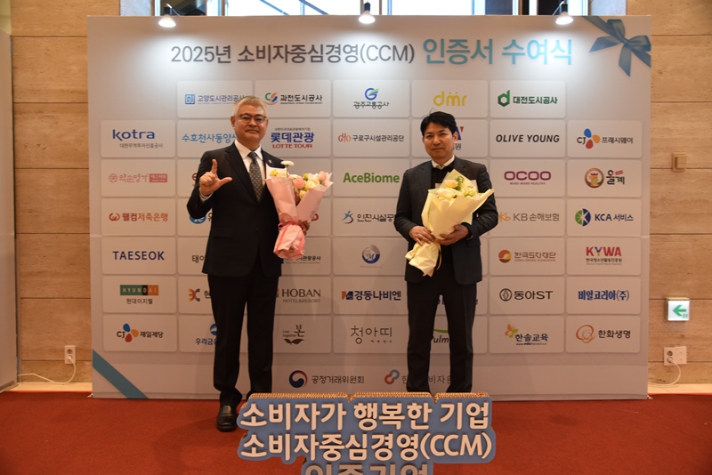 독일계 건강기능식품 기업 피엠인터내셔널이 공정거래위원회로부터 첫 소비자중심경영(CCM) 인증을 획득했다고 22일 밝혔다. 사진 좌로부터 피엠인터네셔널 오상준 대표, 홈앤쇼핑 김재진 경영부문장. / 홈앤쇼핑