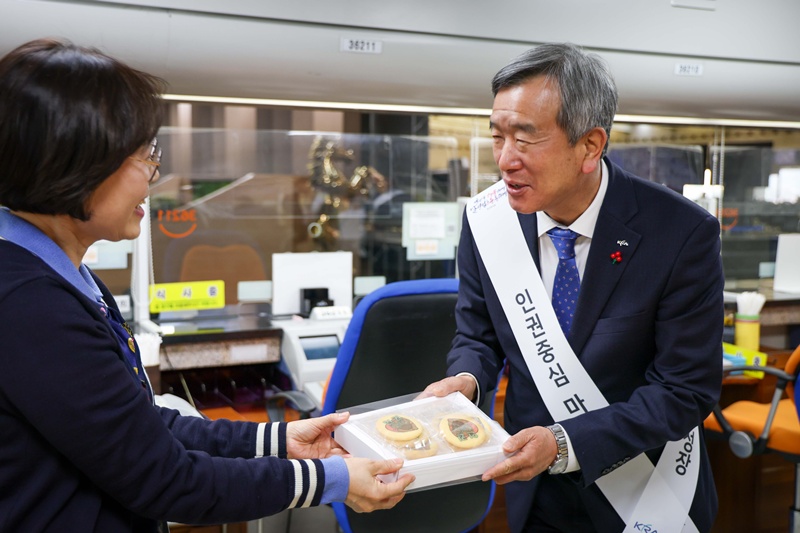 ‘인권존중 캠페인’ 근무 현장을 방문해 직원들을 격려하는 정기환 회장 / 한국마사회