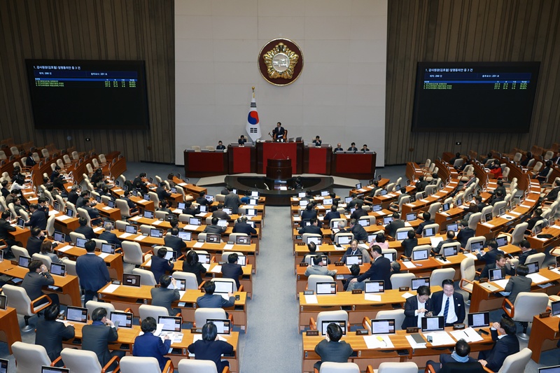 국회는 지난해 12월 30일  친족 간 재산범죄에 있어 처벌을 면제하는 이른바 ‘친족상도례’ 규정을 폐지하고, 이를 '친고죄'로 변경하는 내용의 형법 개정안을 통과시켰다. / 뉴시스