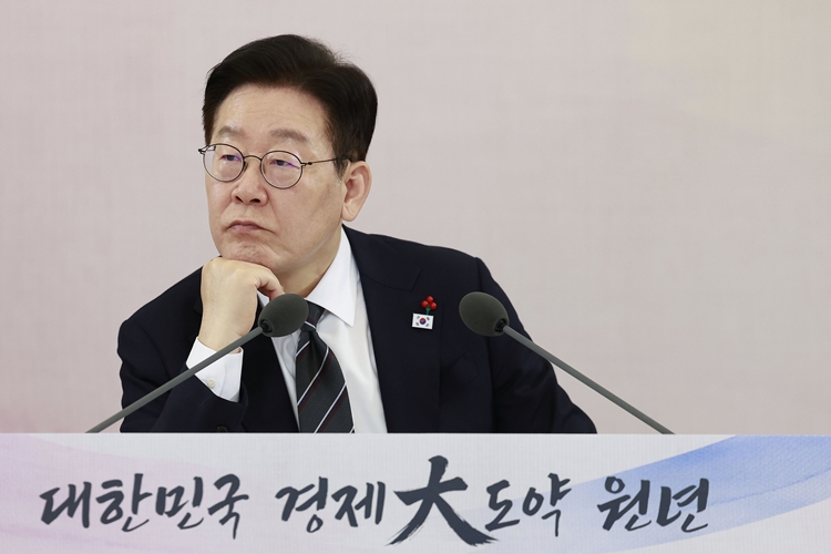 이재명 대통령이 9일 청와대에서 열린 경제성장전략 국민보고회에서 참석자 발언을 듣고 있다. / 뉴시스