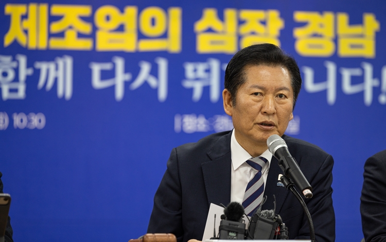 정청래 더불어민주당 대표가 9일 경남 창원 경남도당 대회의실에서 열린 민생 현장 최고위원회의에서 발언하고 있다. / 뉴시스