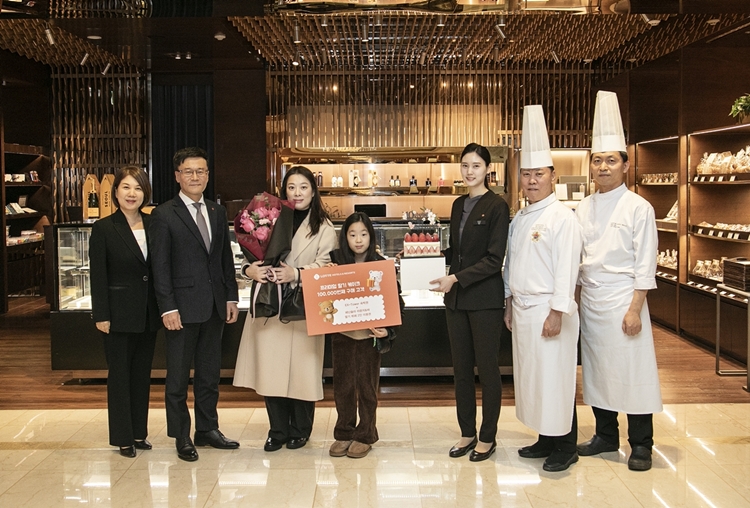 롯데호텔 프리미엄 딸기 케이크가 누적 판매 10만개를 달성했다. 롯데호텔앤리조트는 이를 기념해 10만 번째 롯데호텔 딸기 케이크 구매 고객을 대상으로 경품을 증정하는 이벤트를 진행했다. / 롯데호텔앤리조트