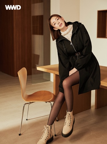 이탈리아 프리미엄 라이프스타일 브랜드 듀베티카(DUVETICA)가 모델 야노 시호와 함께 한 WWD 매거진 화보를 공개했다. / WWD 매거진