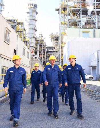 S-OIL 안와르 알 히즈아지 CEO가 온산 공장을 방문하여 현장을 둘러보고 있다. / S-OIL 