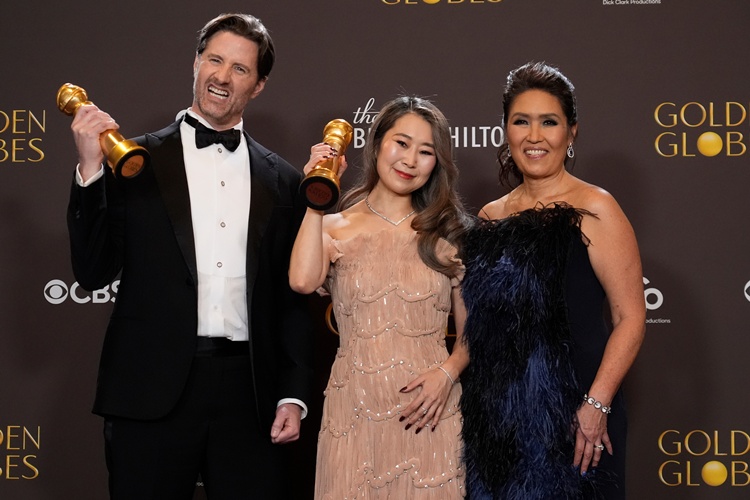 넷플릭스 ‘케이팝 데몬 헌터스’가 골든글로브 2관왕 영예를 안았다. 사진은 (왼쪽부터) 크리스 애펠한스 감독과 매기 강 감독, 매기 웡 소니 프로듀서. / AP 뉴시스