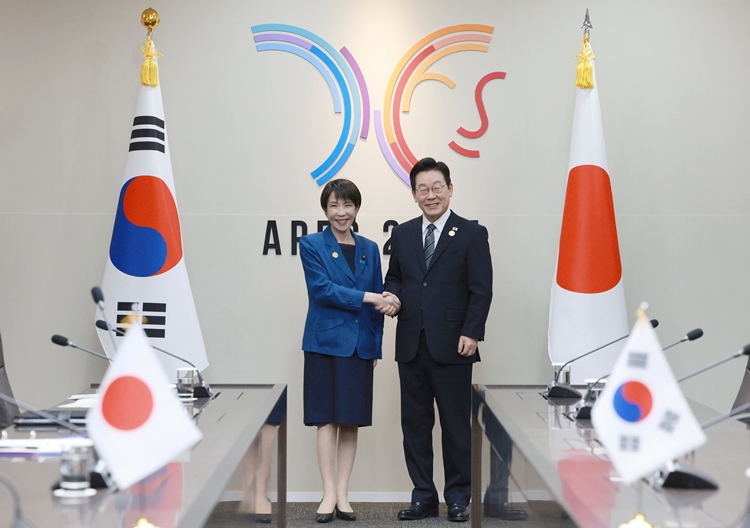 이재명 대통령과 다카이치 사나에 일본 총리가 지난해 10월 30일 경북 경주 APEC 정상회의장에서 한일 정상회담 기념촬영을 하고 있다. / 뉴시스