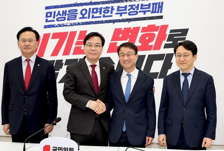 더불어민주당 지도부가 재편된 가운데, 청와대와의 소통, 야당과의 관계 설정 등도 향후 과제가 될 전망이다. 사진은 한병도 민주당 원내대표와 송언석 국민의힘 원내대표가 12일 국회 국민의힘 원내대표실에서 만나 기념촬영을 하고 있는 모습. 왼쪽부터 유상범 국민의힘 원내수석부대표, 송 원내대표, 한 원내대표, 천준호 더불어민주당 원내수석부대표. / 뉴시스