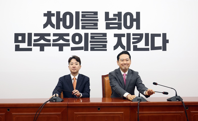 장동혁 국민의힘 대표와 이준석 개혁신당 대표가 13일 오전 서울 여의도 국회에서 열린 '공천헌금·통일교 특검 연대' 회동에서 공개발언을 마친 뒤 마이크를 치우고 있다. / 뉴시스