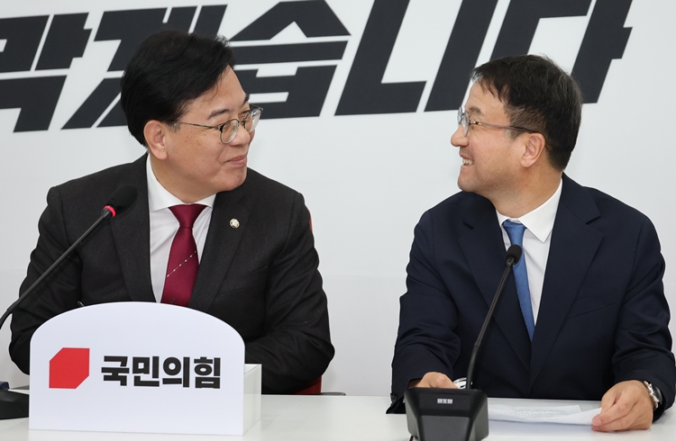 여야가 13일 ‘2차 종합 특검법’을 두고 신경전을 벌였다. 사진은 한병도 더불어민주당 원내대표(오른쪽)와 송언석 국민의힘 원내대표가 지난 12일 국회 국민의힘 원내대표실에서 만나 웃으며 대화를 하고 있는 모습. / 뉴시스