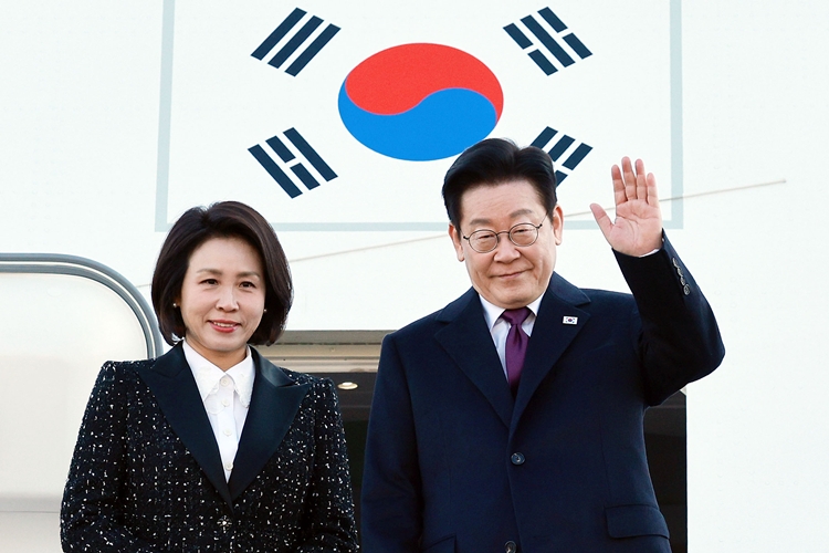 한일 정상회담을 위해 일본을 방문하는 이재명 대통령과 김혜경 여사가 13일 경기 성남 서울공항에서 공군1호기에 탑승해 인사하고 있다. / 뉴시스