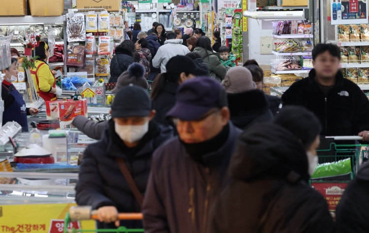 올해 1분기 소매유통업 경기전망지수(RBSI)가 고물가·고환율·계절적 요인으로 2분기 연속 하락했다. / 뉴시스
