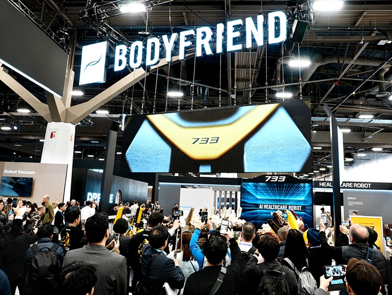 사진은 웨어러블 AI 헬스케어로봇 733을 체험하기 위해 바디프랜드 CES 2026 부스를 방문한 참관객들. / 바디프랜드 