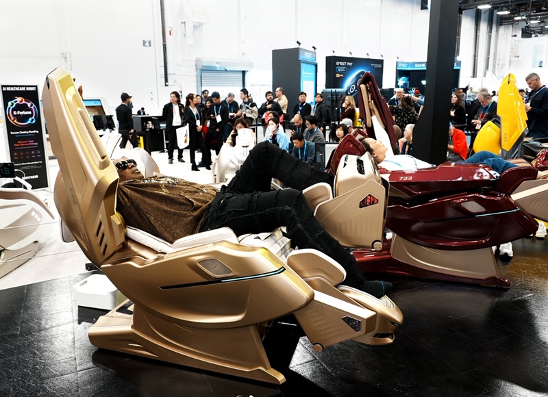 사진은 바디프랜드 부스에서 733을 체험하는 미국 래퍼 겸 프로듀서 마스터 피(Master P) / 바디프랜드 