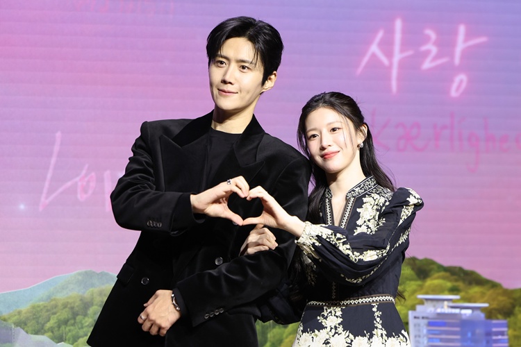 김선호(왼쪽)와 고윤정이 넷플릭스 시리즈 ‘이 사랑 통역 되나요?’로 설레는 케미스트리를 완성한다. / 뉴시스