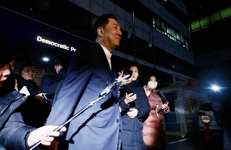 비위 의혹에 휩싸인 김병기 더불어민주당 의원이 당 윤리심판원의 ‘제명 의결’에 반발하며 ‘재심 청구’ 방침을 밝혔다. 사진은 김 의원이 지난 12일 서울 여의도 중앙당사에서 열린 윤리심판원 회의 출석을 마치고 밖으로 나서고 있는 모습. / 뉴시스