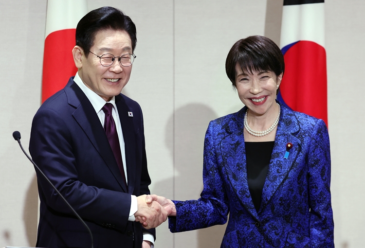 이재명 대통령과 다카이치 사나에 일본 총리가 13일(현지시간) 나라현 회담장에서 한일 공동언론발표를 마친 뒤 악수하고 있다. / 뉴시스