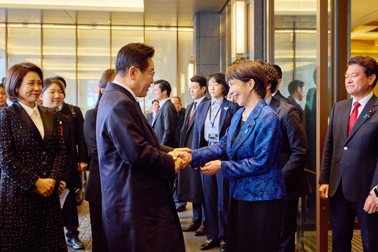 이재명 대통령이 13일(현지시간) 한일 정상회담이 열리는 일본 나라현 회담장에 도착해 영접 나온 다카이치 사나에 총리와 악수하고 있다. (공동취재) / 뉴시스