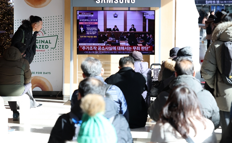 ‘도이치모터스 주가 조작’ 등 3개 혐의로 구속기소된 김건희 씨가 1심에서 징역 1년 8개월을 선고받자, 더불어민주당은 격앙된 반응을 보였다. 사진은 지난 28일 오후 서울 용산구 서울역에서 시민들이 김씨 1심 선고 공판 중계를 시청하고 있는 모습. / 뉴시스