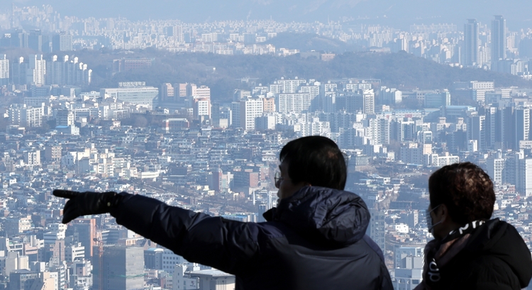 1일 서울 중구 남산에서 서울시내 아파트와 주택이 보이고 있다. / 뉴시스