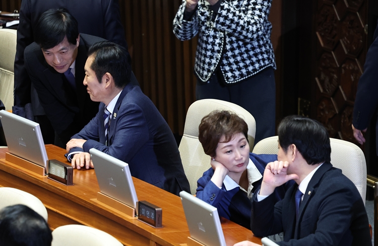 고(故) 이해찬 전 국무총리 추모 기간이 마무리되자, 더불어민주당에선 조국혁신당과의 합당 추진을 둘러싼 갈등이 다시 수면 위로 올라왔다. 사진은 정청래 대표와 이언주 최고위원이 2일 국회에서 열린 본회의에 출석해 있는 모습. / 뉴시스