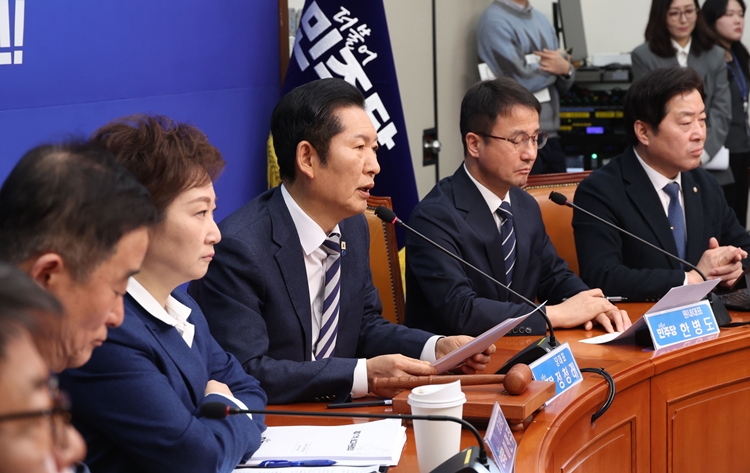 2일 더불어민주당 최고위원회의에선 조국혁신당과의 합당 문제를 두고 최고위원들이 공개 충돌했다. 사진은 정청래 대표가 이날 최고위에서 발언을 하고 있는 모습. / 뉴시스