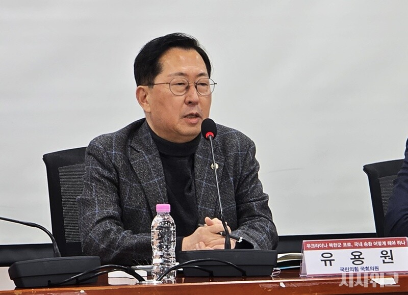 유용원 국민의힘 의원이 3일 국회 의원회관에서 열린 ‘우크라이나 북한군 포로, 국내 송환 어떻게 해야 하나’ 세미나에서 개회사를 하고 있다. / 사진=김두완 기자