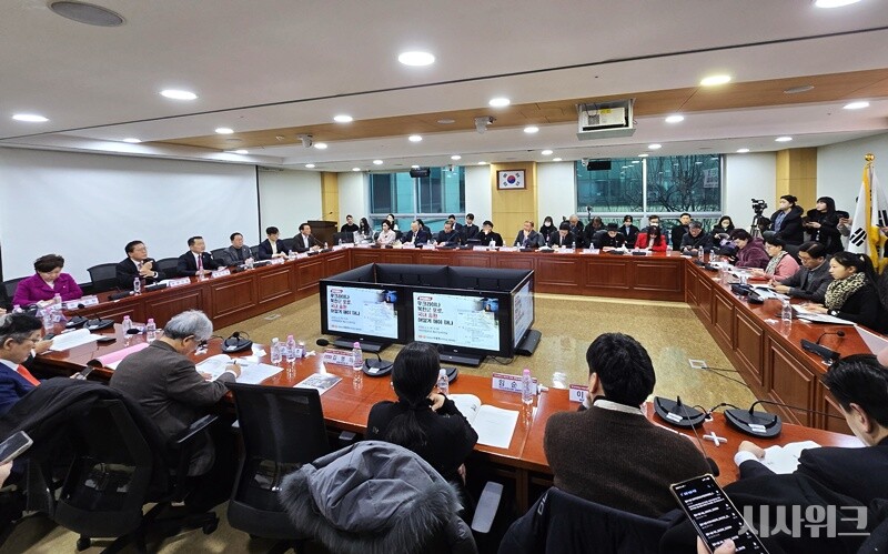 북한 인권 단체 관계자와 전문가들이 우크라이나 전쟁 중 생포된 북한군 포로 두 명의 처리 방향을 두고 국제법·인권·외교적 쟁점을 놓고 토론하고 있다. / 사진=김두완 기자