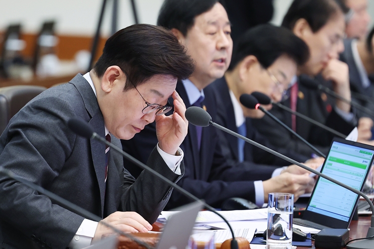 이재명 대통령이 3일 청와대에서 열린 국무회의에서 구윤철 경제부총리 겸 재정경제부 장관의 다주택자 양도소득세 중과 유예 종료 및 보완 방안 관련 발언을 들으며 자료를 살펴보고 있다. / 뉴시스