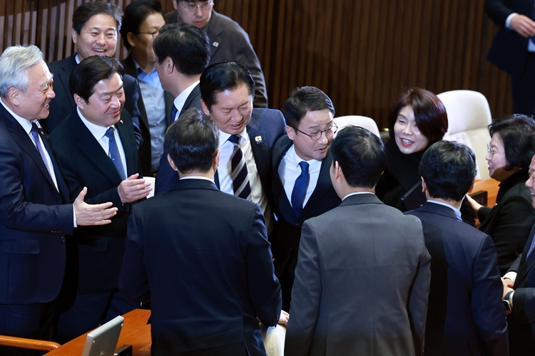 더불어민주당이 2월 임시국회가 시작하자, 입법에 속도를 내겠다는 방침을 분명히 했다. 사진은 한병도 원내대표가 3일 국회에서 열린 교섭단체대표연설을 마친 뒤 정청래 대표 등 동료 의원들과 인사를 하고 있는 모습. / 뉴시스