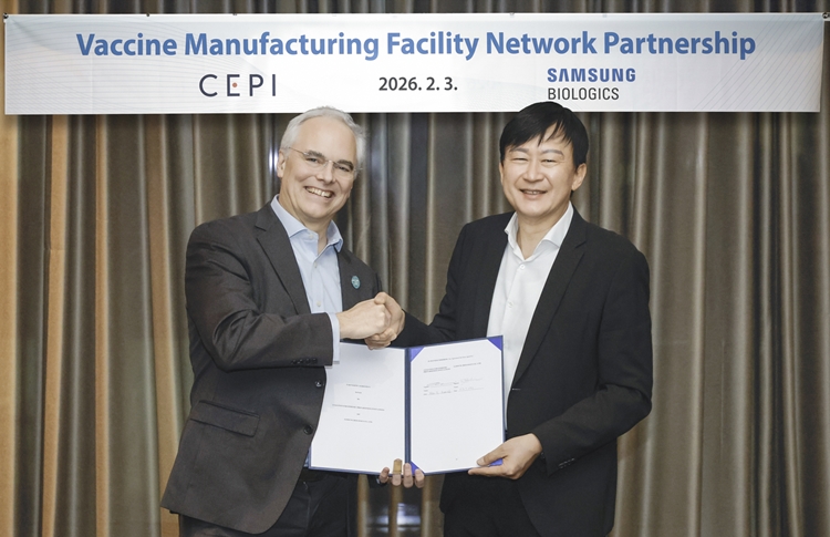 지난 3일 여의도 콘래드호텔에서 삼성바이오로직스와 CEPI가 백신 제조시설 네트워크 파트너십 계약을 체결했다. 사진은 리처드 해쳇 CEPI 대표(왼쪽)와 존 림 삼성바이오로직스 대표(오른쪽)가 파트너십 계약 체결식에서 기념촬영을 한 모습. / 삼성바이오로직스