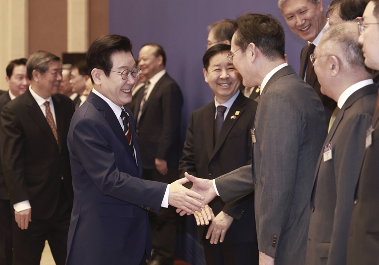 중국을 국빈 방문 중인 이재명 대통령이 지난 1월 5일(현지시간) 베이징 조어대에서 열린 한중 비즈니스 포럼 사전 간담회에서 이재용 삼성전자 회장과 악수하고 있다. / 뉴시스