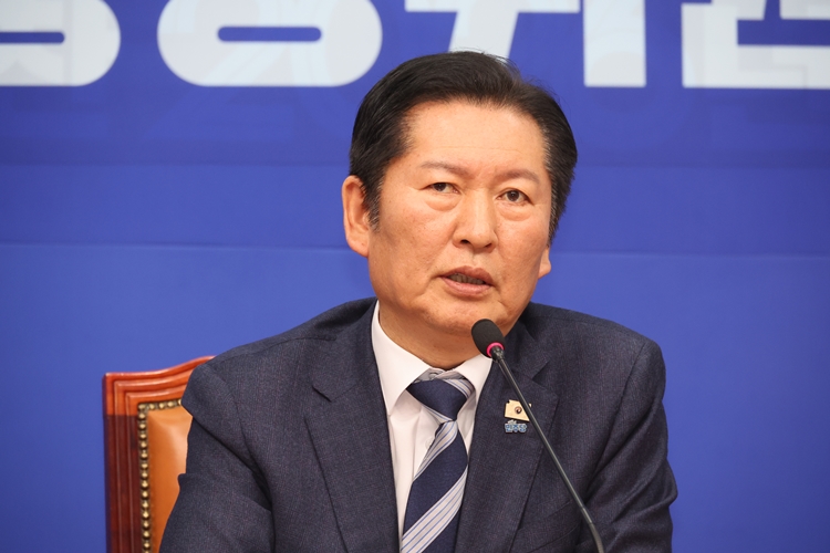 정청래 더불어민주당 대표의 핵심 공약인 대의원·권리당원 ‘1인 1표제’가 재추진 끝에 최종 관문인 중앙위원회를 통과하면서 정 대표로선 한숨 돌린 상황이 됐다. 사진은 정 대표가 지난 3일 오후 국회에서 ‘1인1표제’ 당헌 개정안 중앙위 가결에 대한 기자회견을 하고 있는 모습. / 뉴시스