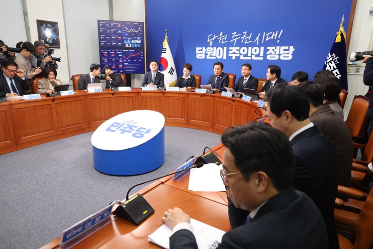 더불어민주당의 대의원·권리당원 ‘1인 1표제’가 최종 확정됐지만, 정청래 대표로선 조국혁신당과의 합당 추진을 둘러싼 당내 갈등을 수습하는 것이 향후 리더십에 최대 관건이 될 전망이다. 사진은 정 대표가 4일 오전 국회에서 열린 최고위원회의에서 발언을 하고 있는 모습. / 뉴시스