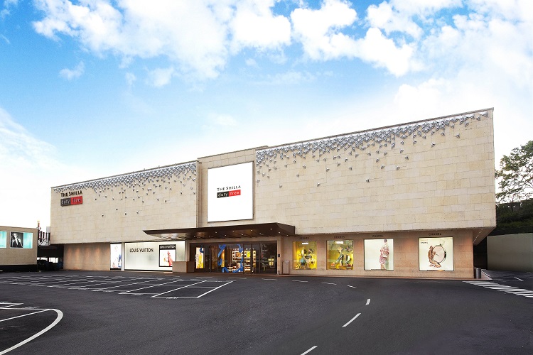 호텔신라가 지난해 면세부문의 적자 규모를 줄이면서 최종적으로 흑자전환에 성공했다. 사진은 서울신라호텔에 위치한 신라면세점 서울점 전경. / 호텔신라