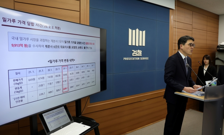 국내 제분업체들은 앞서 2006년에도 6년 가까이 밀가루 값을 40%가량 인상하다 적발된 바 있다. 사진은 나희석 서울중앙지방검찰청 공정거래조사부 부장검사가 2일 서울 서초구 서울고등검찰청 브리핑실에서 밀가루 가격 담합 사건 수사 결과를 발표하는 모습. / 뉴시스