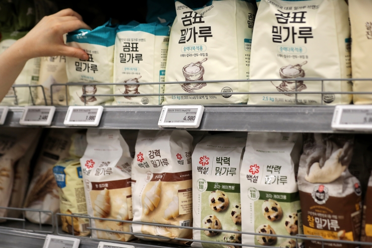 제분업체 6곳이 밀가루 가격 담합을 벌인 혐의로 재판에 넘겨졌다. 이들의 추정 담합 규모는 5조원대다. / 뉴ꈰ스